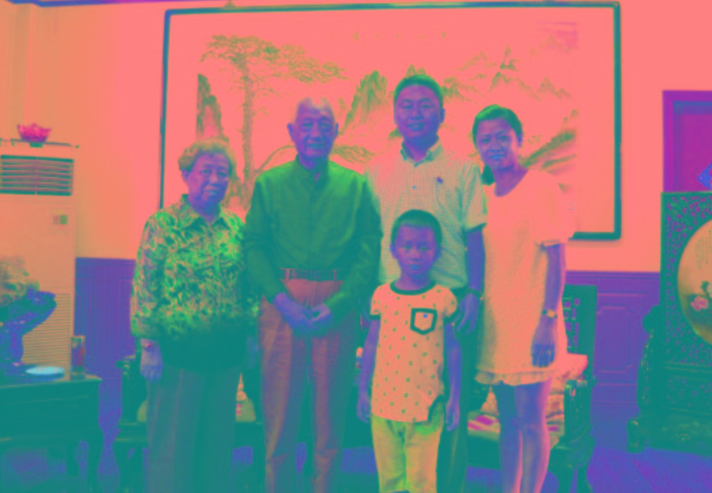 與原南京軍區(qū)政委方祖岐上將夫婦合影留念。